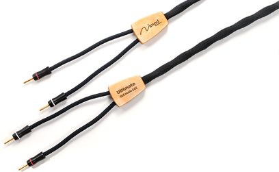 To sorte lydkabler med guldbelagte stik og træmærkater "Nimed Ultimate Studio Cable" fastgjort i enderne