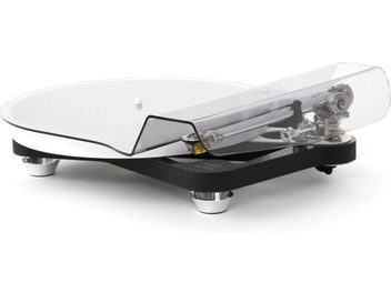 Hi-fi platespiller Rega Naia uten pickup, sett fra vinkel, svart sokkel, gjennomsiktig rundt tallerken, oppslått lokk, metallføtter