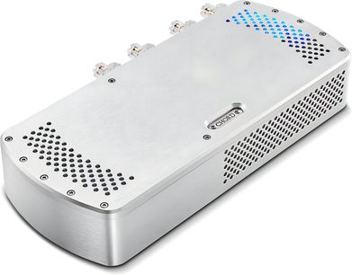 Amplificador de potencia Chord Electronics Etude en aluminio cepillado plateado, carcasa rectangular compacta vista en perspectiva tres cuartos con la parte superior y el lateral derecho perforados con motivos circulares, logotipo incrustado y bornes transparentes alineados en la parte trasera, iluminación LED azul visible bajo la rejilla superior