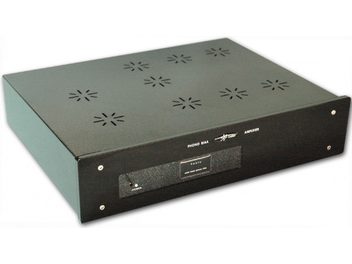 Lector Audio FONIX svart fonoskillnadsförstärkare, framifrån, 8 runda hål på ovansidan, frontpanel med ingångar och knappar