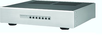 Nuforce MCH200 effektforstærker, lysegråt kabinet, front med LED og knap, ventilationsgitter på toppen