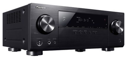 Černý audio zesilovač Pioneer s čelním panelem z kartáčovaného hliníku, tlačítky a ovládacími koly, modrým digitálním displejem