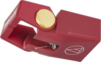 Diamant Audio Technica AT-VMN45xML červený z matného plastu so zlatou bodkou, bielym logom a viditeľným cantileverom, pohľad v trojštvrťovom uhle