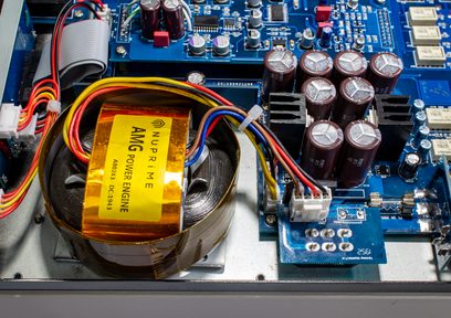 Blå printplade med toroidaltransformer og elektrolytiske kondensatorer fra Nuprime AMG HPA hovedtelefon-forstærker