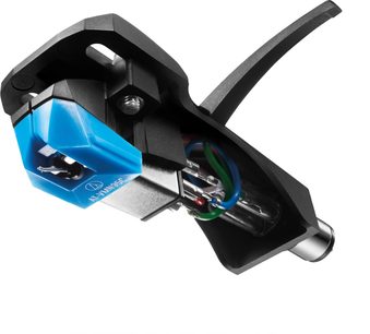 Blå Audio Technica AT-VM95C/H pickup monteret på sort headshell, close-up med synlig kabelføring