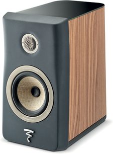 Altavoz biblioteca Focal Kanta N°1, frontal gris oscuro, laterales en nogal, vista en tres cuartos, tweeter con rejilla, woofer claro