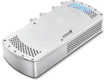 Amplificatore di potenza Chord Electronics Etude in alluminio spazzolato argento, corpo rettangolare compatto visto in prospettiva tre quarti con parte superiore e lato destro traforati da motivi circolari, logo incassato e morsetti trasparenti allineati sul retro, illuminazione LED blu visibile sotto la griglia superiore