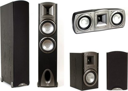 Klipsch Synergy F3 mustad tornkõlarid ja raamaturiiulid, nähtavate hõbedaste kõlaritega, vaade eest valgel taustal