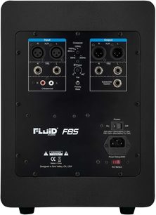 Fluid Audio F8S forstærket monitorhøjttaler, set forfra, kontrolpanel med ind-/udgange og justeringer