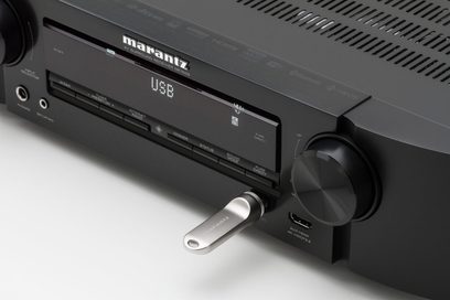 Marantz NR1509 sort home cinema-forstærker, set forfra, "USB" vises på skærmen, USB-port og hovedtelefonstik på forsiden
