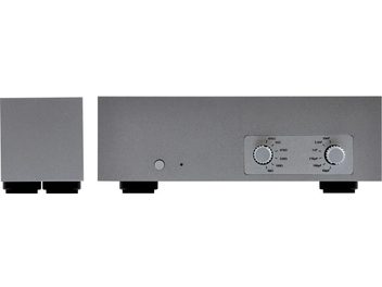 Phono předzesilovač Pathos New InTheGroove stříbrný, pohled zepředu, 2 otočné knoflíky, 2 přepínače, 1 svítící červená LED dioda