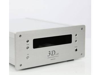 3D Lab Nano DAC audio prevodník, strieborná predná časť s displejom, otočným gombíkom a prepínačom, pohľad spredu