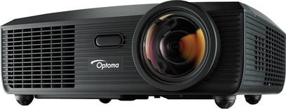 Optoma EX610ST sort videoprojektor set forfra, orange projektionslinse, perforeret ventilationsgitter