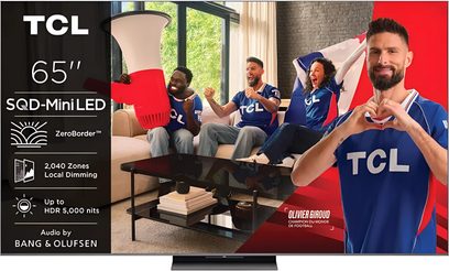 Černý plochý televizor TCL 65C8L, pohled zepředu, tenké rámečky, reklamní snímek fotbalových fanoušků