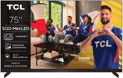 Televizor TCL 75X11L 75 palců, pohled zepředu, tenký černý rámeček a fotbaloví fanoušci s Olivierem Giroudem na obrazovce