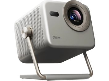Projektor Hisense M2 PRO w kolorze metalicznej szarości z metalową obudową, widok z przodu z lewej strony od dołu, wyposażony w dużą, okrągłą soczewkę z szampańską obwódką, boczną perforowaną kratkę wentylacyjną oraz pochylany, rurowy wspornik