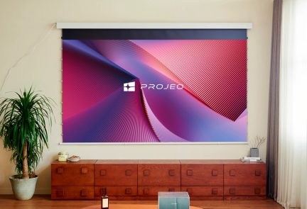 Nástěnné promítací plátno PROJEO velkého formátu s abstraktním růžovým a fialovým motivem v moderním obývacím pokoji