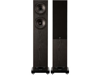 Gulvhøjttaler Fyne Audio F501E, set forfra, to synlige højttalere til venstre, sort gitter til højre, sort sokkel