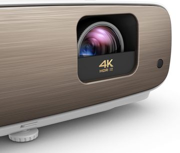 Benq W2700i 4K HDR-videoprojektor, grå, set fra siden, objektiv med lilla linse, sort "4K HDR"-logo på siden