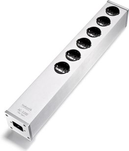 Multiprise Inakustik AC-3200 Filter Analog SCHUKO v kartáčovaném stříbrném hliníku, pohled z mírně zvýšené perspektivy, se šesti kulatými černými zásuvkami uspořádanými na horní straně a napájecím konektorem IEC na jednom konci