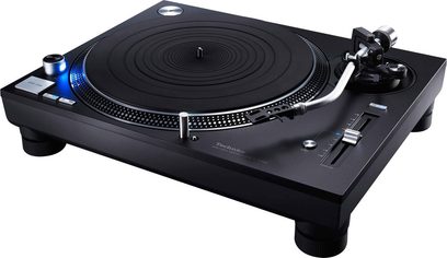 Teknisk SL-1210GREGK hi-fi pladespiller i sort, set ovenfra i 45° vinkel, med synligt drejetallerken, tonarm og betjeningsknapper