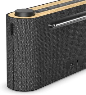 Stalinis radijas Loewe Radio Frequency juodas, vaizdas iš galo, tekstilinė apdaila, metalinė rankena ir medžio išvaizdos viršus