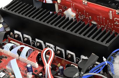 Hi-fi stereo zesilovač Advance Paris PlayStream A7, detailní pohled na vnitřek s červenými a černými tištěnými spoji
