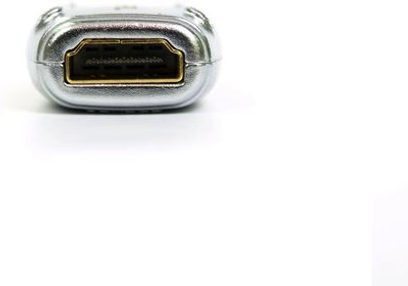 Sølvfarvet HDMI-hunstik set forfra i nærbillede på en rektangulær, skinnende metalkabinetoverflade