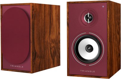 Paar Triangle BR02 Connect-luidsprekers bordeaux, houtnerf, rooster op één, tweeter en woofer, blauwe LED, 3/4-aanzicht