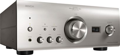 Wzmacniacz hi-fi stereo Denon PMA-2500NE w kolorze srebrnym, widok z przodu, przedni panel z przyciskami, pokrętłami i gniazdami, wyświetlacz cyfrowy