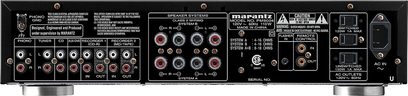 Forside af en sort Marantz PM5004 stereo hi-fi forstærker med knapper, stik, display og kontrolelementer på forsiden