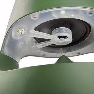 Cassa acustica da esterno Triangle Garden 7 verde con scocca metallizzata, vista dal basso in primo piano, che mostra un altoparlante centrale nero e il suo supporto in plastica trasparente avvitato