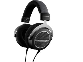 Beyerdynamic Amiron home nyitott hifi fejhallgató oldalnézetben, fekete párnázott fejpánttal, kör alakú fülhallgatókkal, fém rácsos szerkezettel