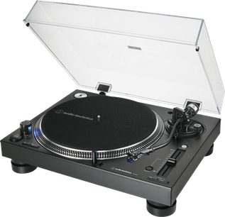 Audio Technica AT-LP140XP sort pladespiller, set ovenfra i et dykkende perspektiv, med transparent låg åben og tonearmen synlig