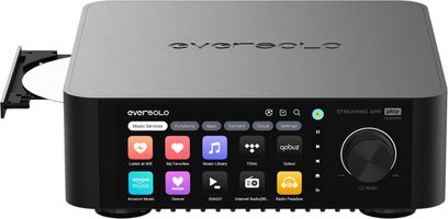 Vgrajeni stereo hi-fi ojačevalnik EverSolo Play CD Edition v antracitno sivi barvi iz aluminija, pogled s sprednje leve strani pod kotom, s barvnim zaslonom na dotik na sprednji plošči, velikim vrtljivim gumbom na desni in odprtim izvlečnim CD predalom na levi