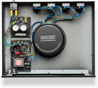 Condizionatore di rete Musical Fidelity BPC 3 nero, vista interna dall'alto, trasformatore toroidale nero, condensatori cilindrici, cablaggio colorato, circuiti stampati rettangolari, chassis metallico rettangolare