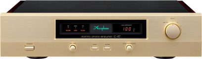 Accuphase C-47 phono forforstærker, set forfra, rektangulært gyldent kabinet, centralt display, knapper og vælgere på fronten