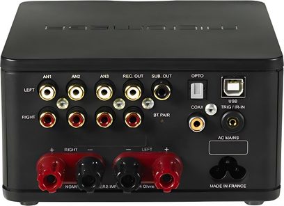 Micromega MyAmp hvid stereo hi-fi-forstærker, set forfra, stik og betjeningselementer på forsiden, 4 røde og sorte højttalerterminaler