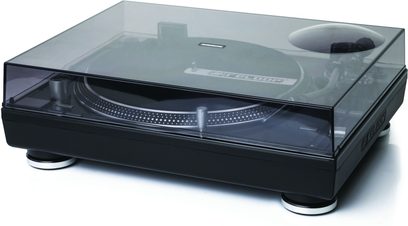 Sort Reloop RP7000 eller RP8000 pladespiller med gennemsigtig plexiglaslåg, set fra en trekvart forsidesvinkel