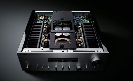 Yamaha Hi-Fi-Stereoverstärker mit geöffneter Abdeckung, gebürsteter Aluminiumfront und sichtbaren großen internen Komponenten