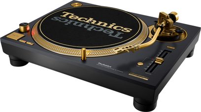 Tocadiscos Technics SL-1200M7G negro con plato y brazo de lectura dorados, vista en tres cuartos
