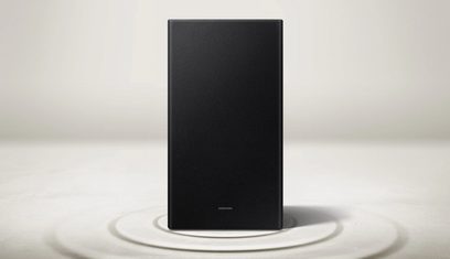 Samsung HW-B450/ZF soundbar i sort, set forfra, placeret vertikalt på en ensfarvet hvid baggrund