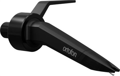 Bunka pro DJ gramofonové desky Ortofon Concorde Music Black, pohled ze tří čtvrtin, černá barva, viditelné logo "ortofon"