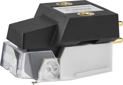 Pickup til pladespiller Audio Technica AT-VM670xSP i mat sort og hvid plast med gennemsigtigt beskyttelsesdæksel og guldbelagte tilslutningsstifter, set fra trekvart forfra
