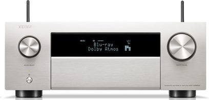 Facciata minimalista in alluminio color argento di un amplificatore home theater Denon AVC-X4800H, display LCD blu, manopole rotanti