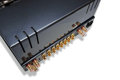 Amplificatore hi-fi a valvole PrimaLuna Evo 300 integrato nero, vista posteriore delle connessioni, ingressi RCA dorati, terminali per diffusori dorati