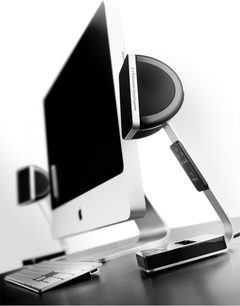 Reproduktory Focal XS pack 2.1 v černé a bílé barvě, detailní pohled zepředu, vertikální subwoofer, dva satelity umístěné po stranách