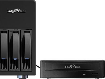Juodas Zappiti Drive 4K 4K Blu-ray grotuvas su 3 kietųjų diskų skyreliais ir Zappiti logotipu, vaizdas iš priekio ir trijų ketvirtadalių kampo