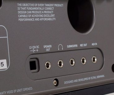 Radio Tangent Uno sort set forfra med knapper, skærm, USB-port og tekst om produktets design og formål