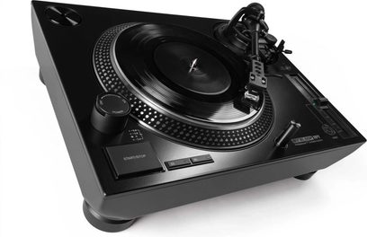 Platine vinile hi-fi Reloop RP-7 juoda metalo ir plastiko, trys ketvirčiai vaizdas, S formos rankena, pitch reguliavimo slydiklis, Start/Stop mygtukas